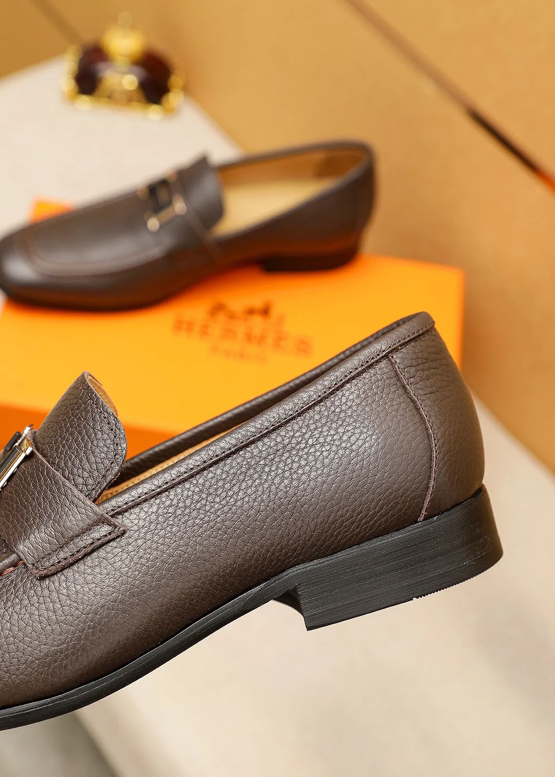 Men's shoes 💰460 💐 Product trademark: HERMES "Hermès" casual leather shoes Regular size: 38-44 (45.46🉑️customized) Product materials: Selected imported first-layer pebbled calfskin upper + luxury hardware buckle, imported water-dyed 🐂 cowhide lining. Strong three-dimensional visual effect, combined outsole Color: 2⃣️seed leather materials optional